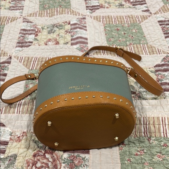 Anna Paola Bucket/crossbody bag EUC no call outs Tan and Green w/gold hardware - Picture 5 of 6
